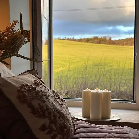 Rose Cottage, Cosy South District Retreat