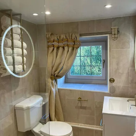 Rose Cottage, Cosy South District Retreat 度假居 阿尔弗斯顿