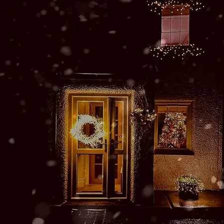 Rose Cottage, Cosy South District Retreat