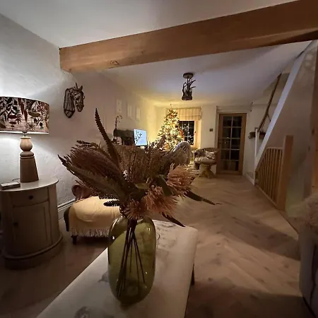 Rose Cottage, Cosy South District Retreat