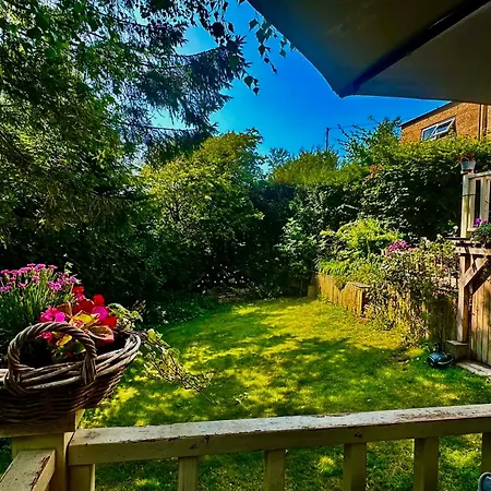 Rose Cottage, Cosy South District Retreat *