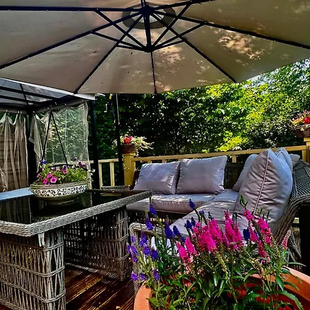 Rose Cottage, Cosy South District Retreat *