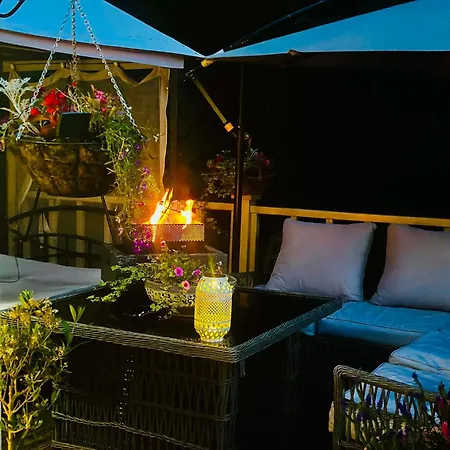 Rose Cottage, Cosy South District Retreat *